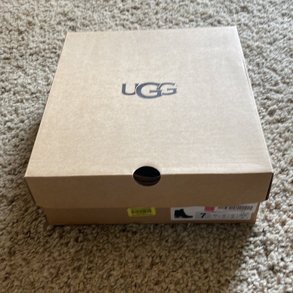 UGG Elora boot.  Black.  Size 7.  Womens boot. - Picture 10 of 10